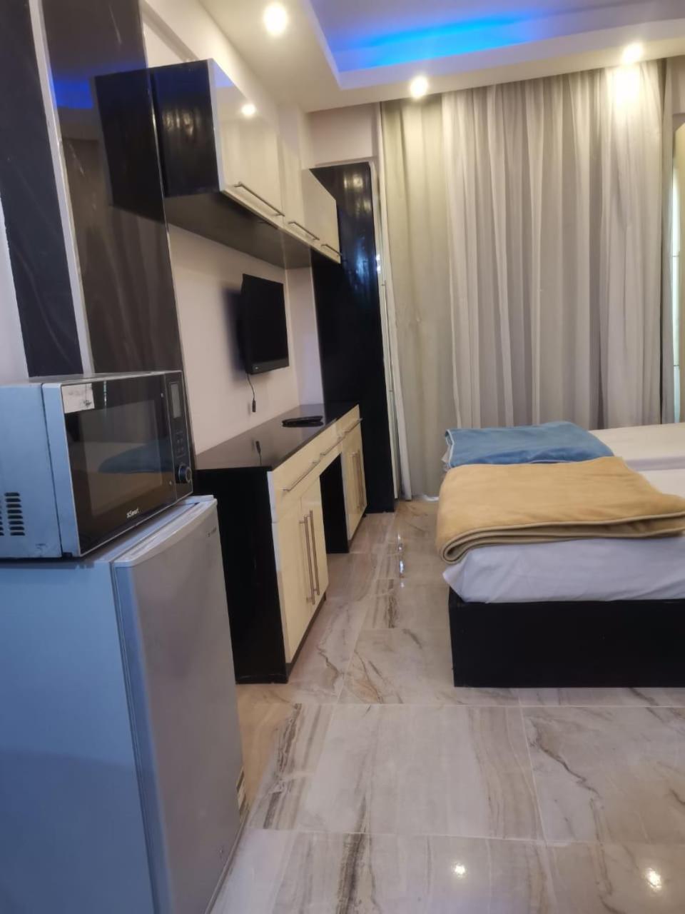 Cecelia Hotel